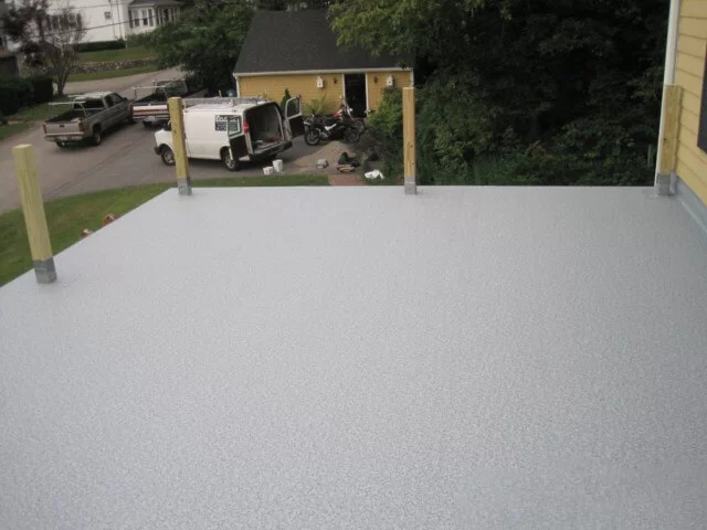 Flat roof in the balcony, decksheld